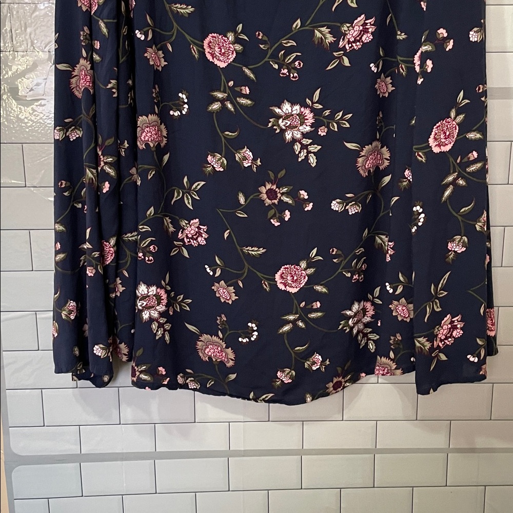 Faded Glory Navy‎ Floral Bell Sleeve Crisscross Back Top size 2X - Picture 3 of 15